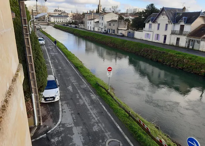 Au Bord De L'eau 3 *