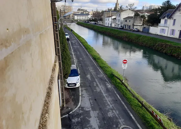 Au Bord De L'eau 3 *